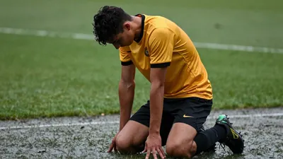 KV Mechelen zit in zwaar weer na een 0-4 nederlaag tegen Westerlo, terwijl de club ook een jonge Franse middenvelder...